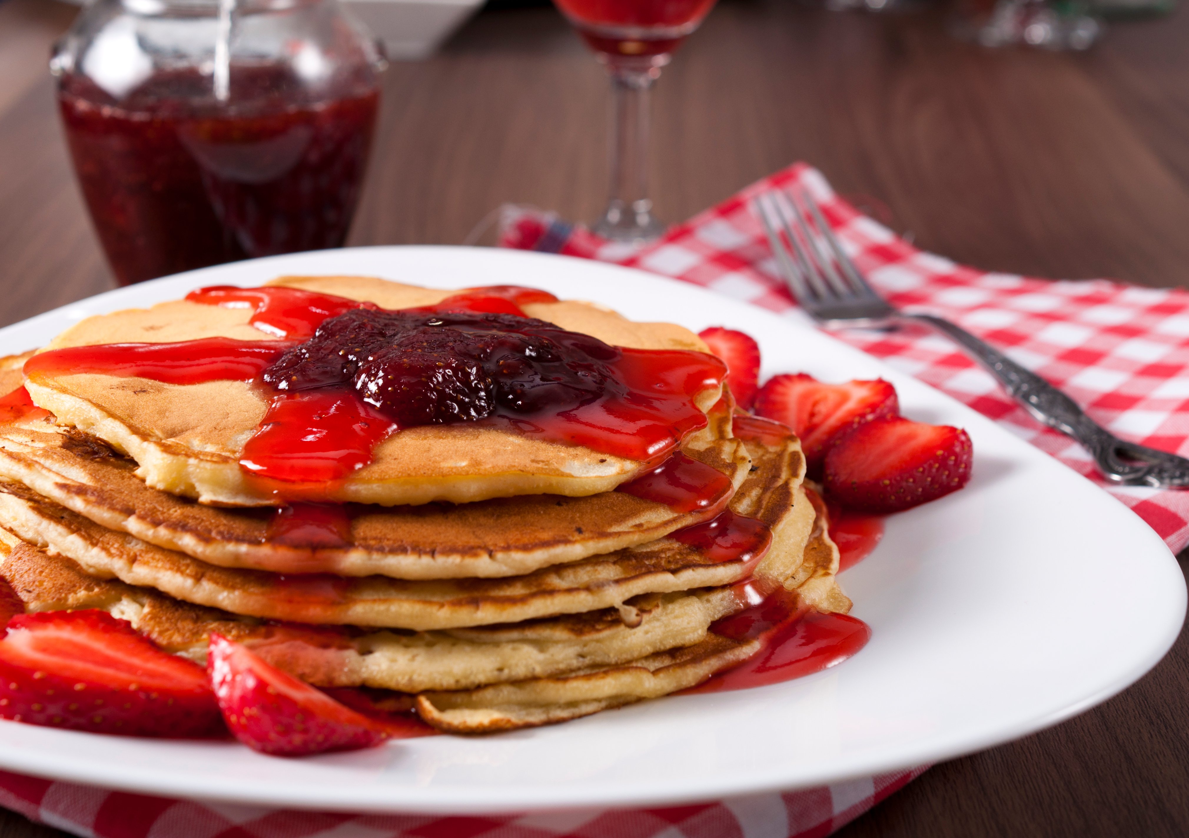 pancakes-with-strawberries-breakfast